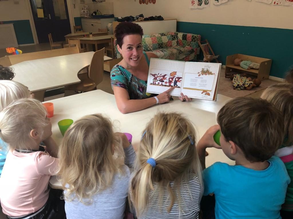 Voorlezen aan de kinderen.